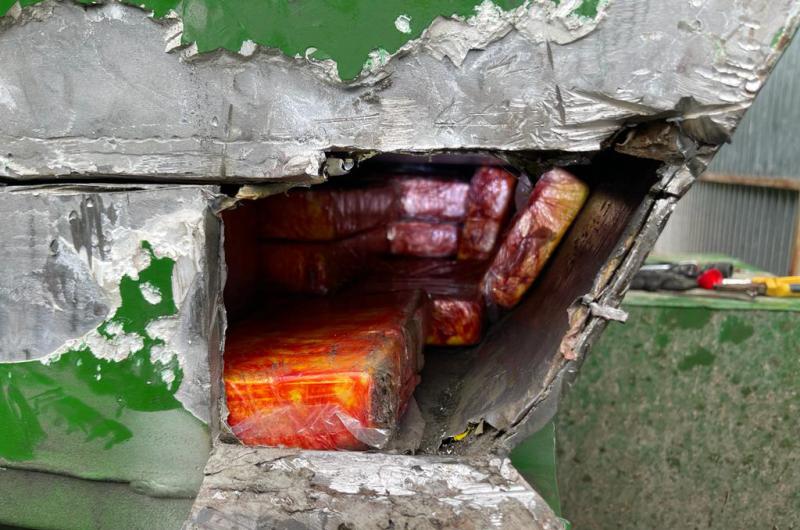 Secuestran casi 350 kilos de cocaiacutena y maacutes de 80 millones detienen a 4 sospechosos