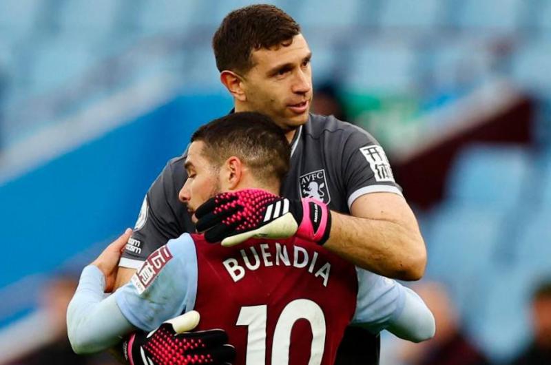 Dibu Martiacutenez y Buendiacutea fueron titulares en la victoria de Aston Villa
