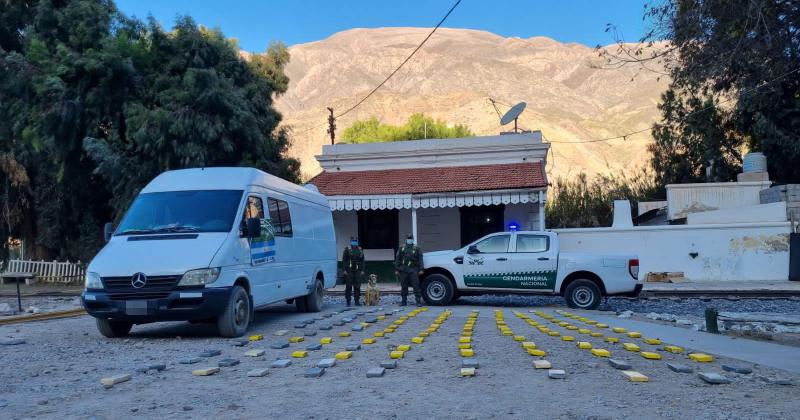 Secuestran 149 kilos de cocaiacutena que estaban ocultos en el techo de una camioneta 