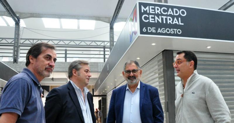 Puesteros del remodelado Mercado 6 de Agosto recibieron sus respectivas llaves