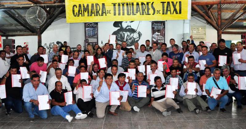 El intendente Jorge entregoacute licencias para trabajadores del transporte alternativo