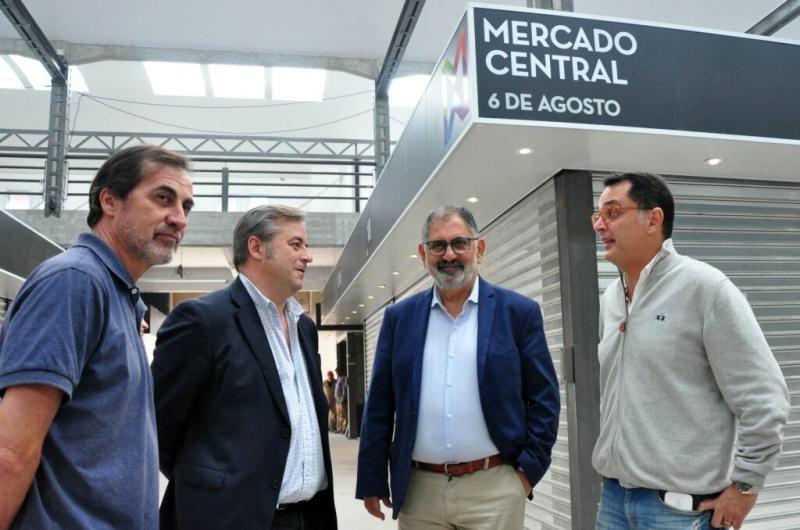 Puesteros del remodelado Mercado 6 de Agosto recibieron sus respectivas llaves