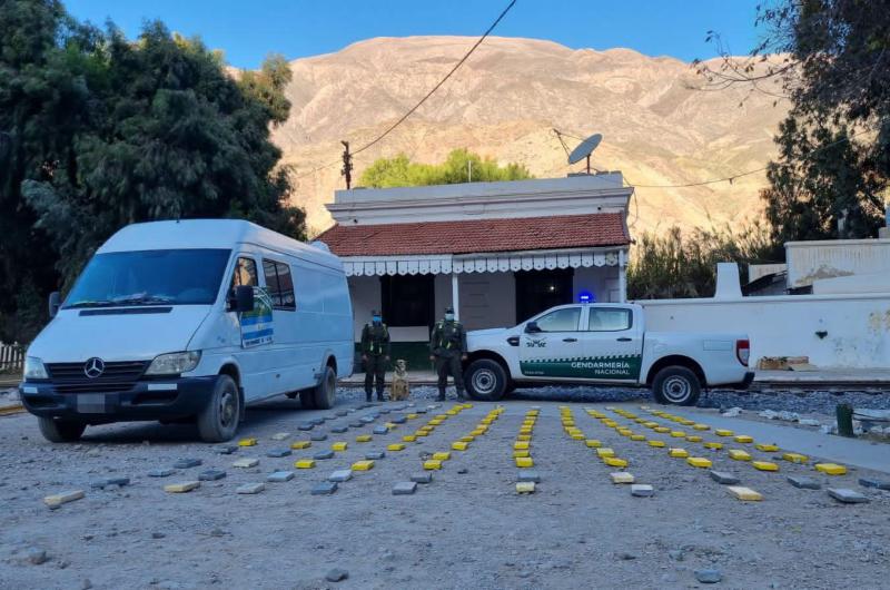 Secuestran 149 kilos de cocaiacutena que estaban ocultos en el techo de una camioneta 