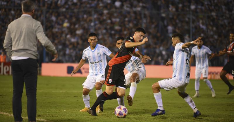 River evita su caiacuteda en Tucumaacuten con un gol en contra