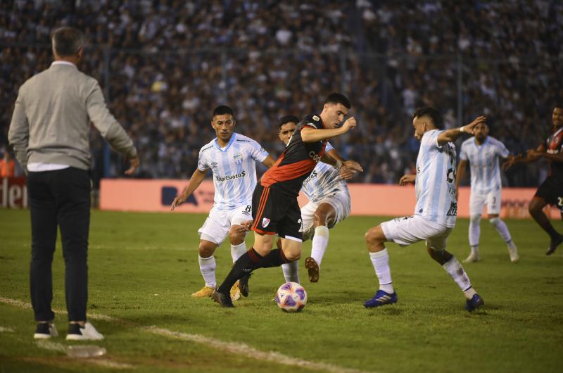 River evita su caiacuteda en Tucumaacuten con un gol en contra