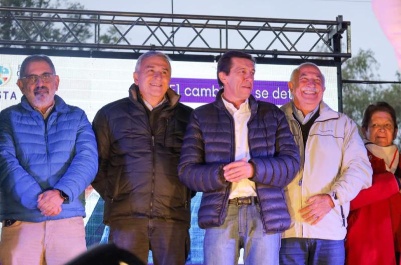 En un acto multitudinario Morales cerroacute la campantildea de Cambia Jujuy en capital