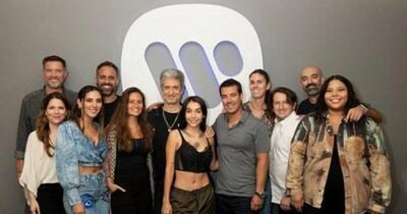 Mariacutea Becerra firma con Warner Music Latina en asociacioacuten con 300 Entertaiment