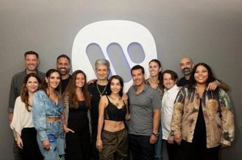 Mariacutea Becerra firma con Warner Music Latina en asociacioacuten con 300 Entertaiment