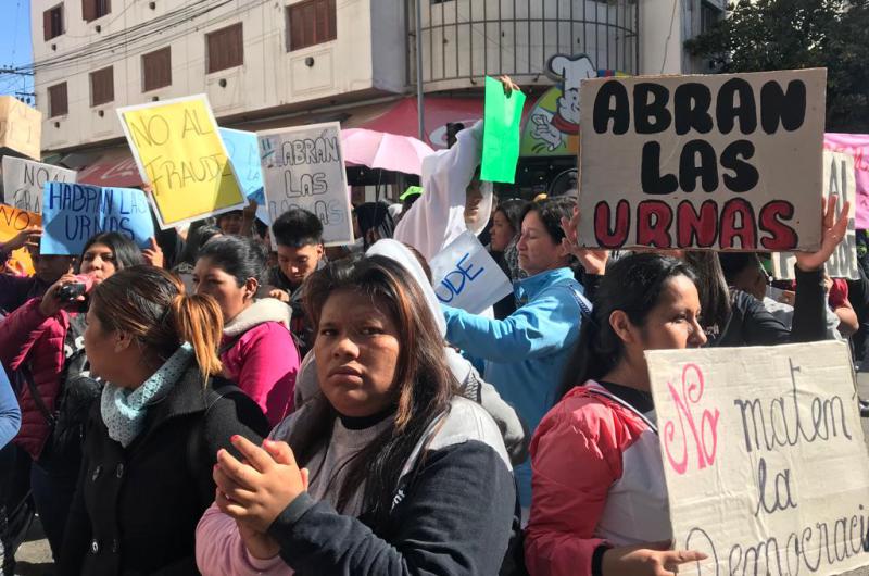 Denuncian fraude electoral y exigen que se abran todas las urnas