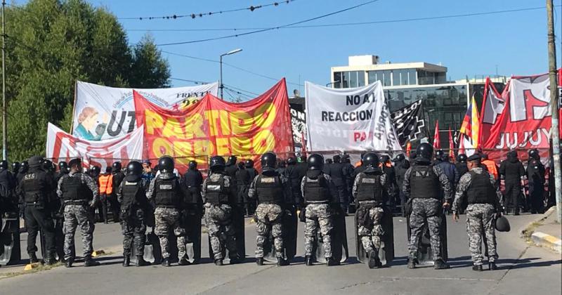 Protesta y criticas en el inicio de la asamblea