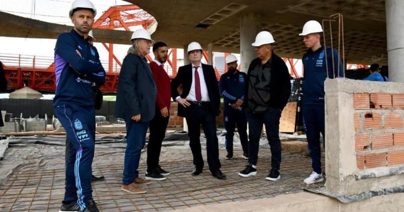 Tapia y Mascherano visitaron el proacuteximo centro de alto rendimiento de AFA