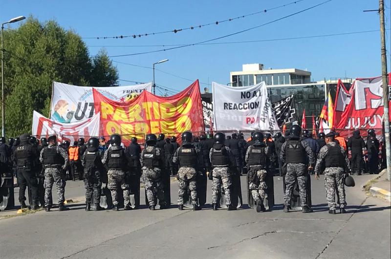 Protesta y criticas en el inicio de la asamblea