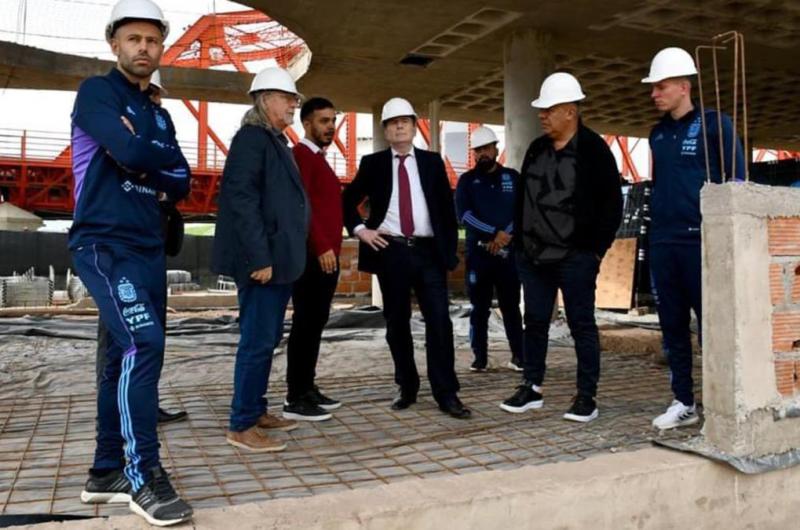 Tapia y Mascherano visitaron el proacuteximo centro de alto rendimiento de AFA