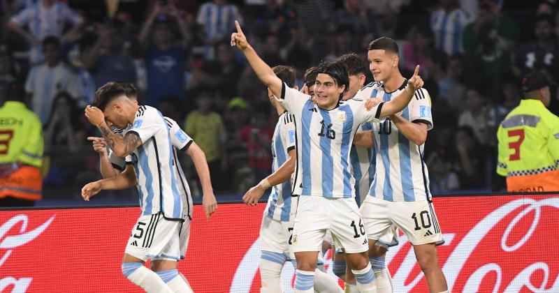 Argentina goleoacute a Guatemala y selloacute el pase a octavos de final