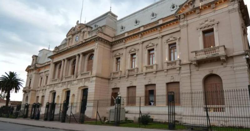 El Gobierno ofreceraacute un nuevo aumento salarial del 10-en-porciento- y adelantaraacute a junio el pago del aguinaldo