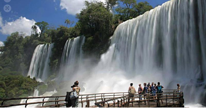 Viajaron por el Paiacutes 13 millones de turistas el fin de semana largo 