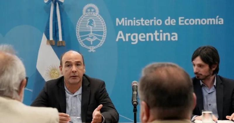 Economiacutea buscaraacute refinanciar  deuda y saldraacute a ofrecer bonos a 2025