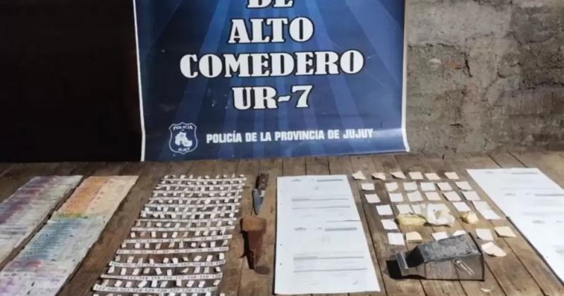 Secuestraron maacutes de 20 mil pesos y envoltorios con sustancias iliacutecitas