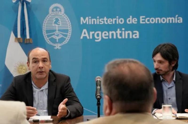 Economiacutea buscaraacute refinanciar  deuda y saldraacute a ofrecer bonos a 2025
