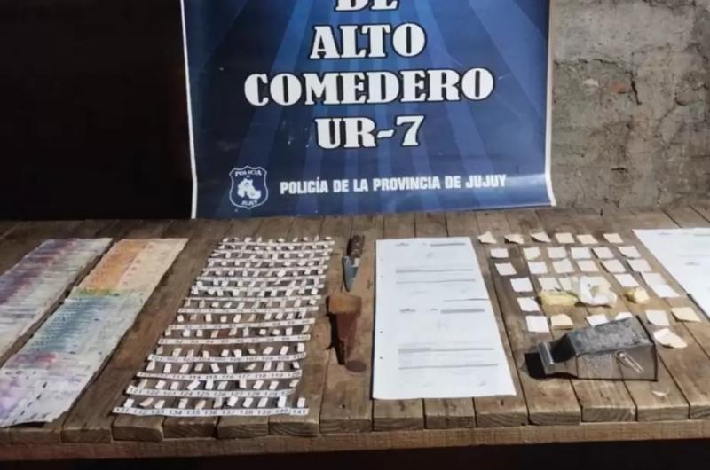 Secuestraron maacutes de 20 mil pesos y envoltorios con sustancias iliacutecitas