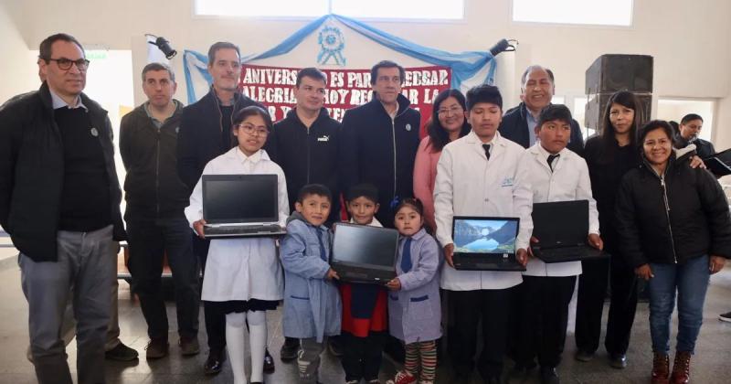 Entregaron laptops a alumnos de la Escuela 462 de Lipaacuten del Moreno