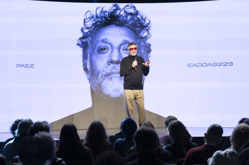 Fito Paacuteez comete un hermoso sacrilegio y convierte a su obra cumbre en un claacutesico del futuro