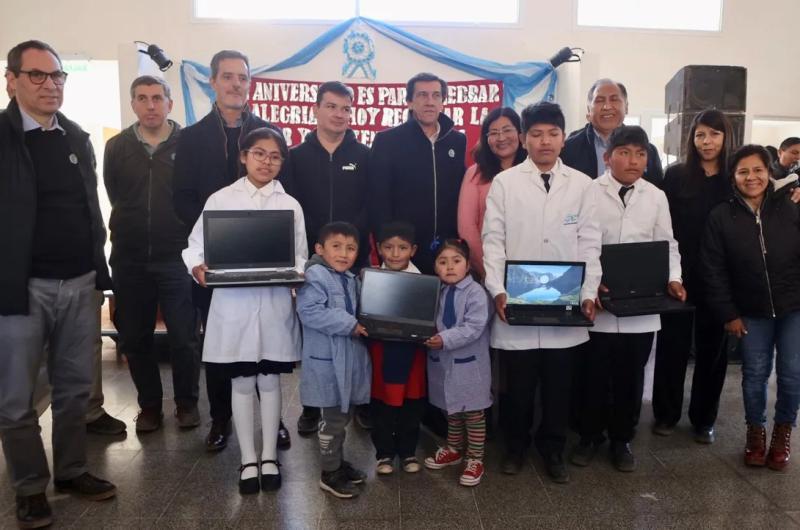 Entregaron laptops a alumnos de la Escuela 462 de Lipaacuten del Moreno