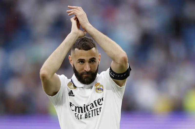 Benzema se despide hoy del Real Madrid y firma con un club aacuterabe