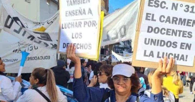 El paro de docentes prosigue por tiempo indeterminado