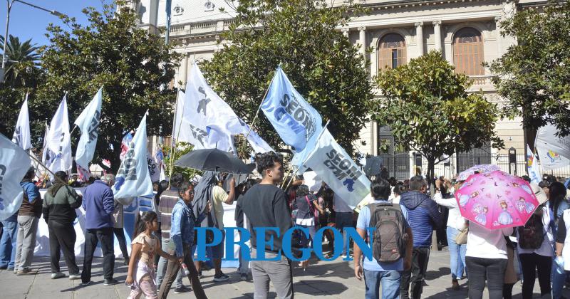 Masiva protesta de docentes por salarios dignos y en rechazo a la reforma constitucional