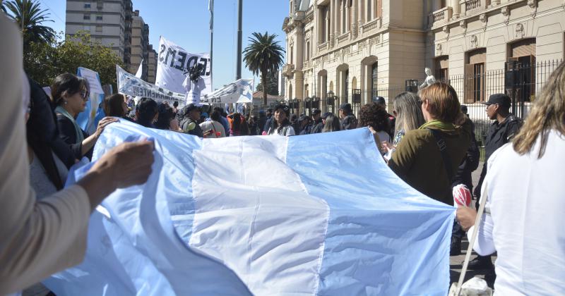 La docencia jujentildea se puso de pie y desafiacutea al Gobierno Provincial 