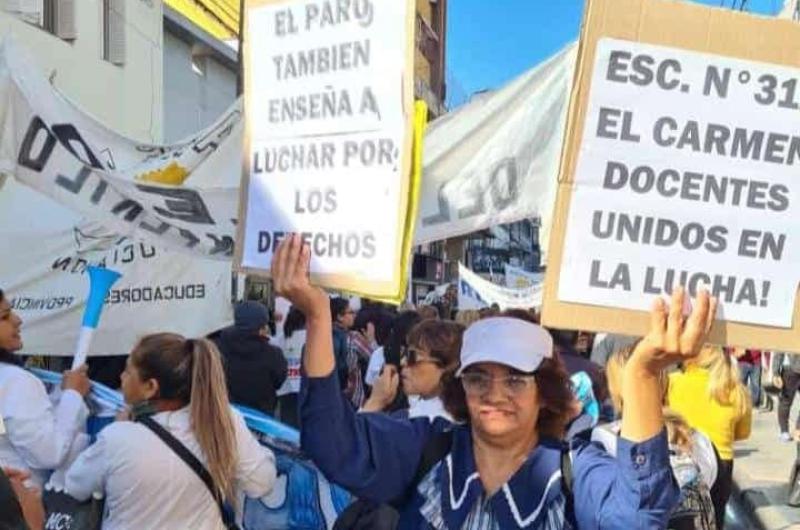 El paro de docentes prosigue por tiempo indeterminado