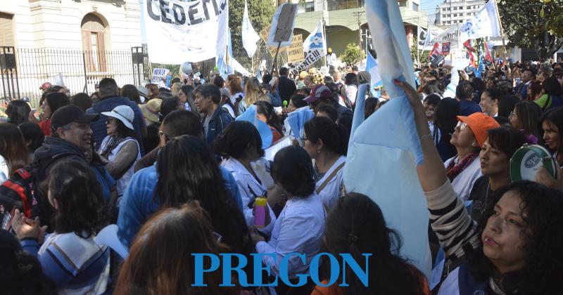 Masiva protesta de docentes por salarios dignos y en rechazo a la reforma constitucional