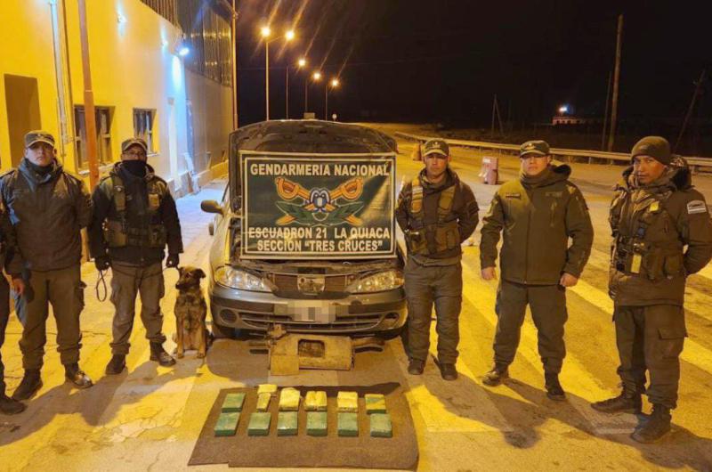 Ocultaban maacutes de 23 kilos de cocaiacutena en el cantildeo de escape de un vehiacuteculo y rueda auxilio 