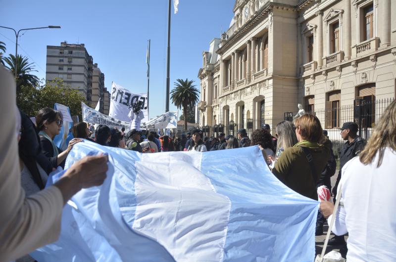 La docencia jujentildea se puso de pie y desafiacutea al Gobierno Provincial 