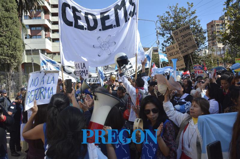 Masiva protesta de docentes por salarios dignos y en rechazo a la reforma constitucional