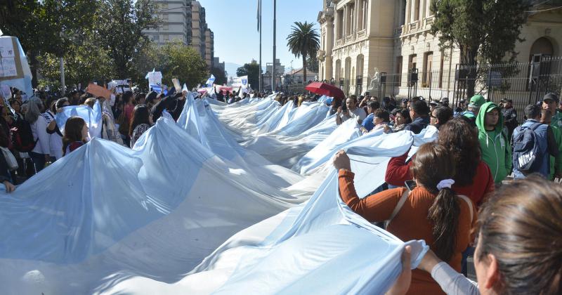 Docentes de Jujuy continuacutean paro por tiempo indeterminado