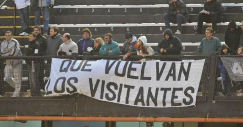Diez antildeos sin hinchas visitantes en el fuacutetbol argentino- iquestuna causa perdida