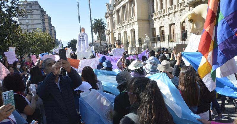 Docentes de Jujuy continuacutean paro por tiempo indeterminado