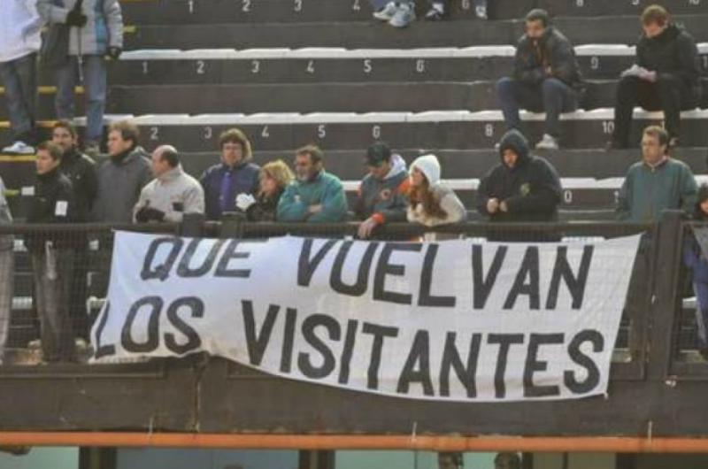Diez antildeos sin hinchas visitantes en el fuacutetbol argentino- iquestuna causa perdida