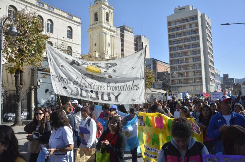Docentes de Jujuy continuacutean paro por tiempo indeterminado