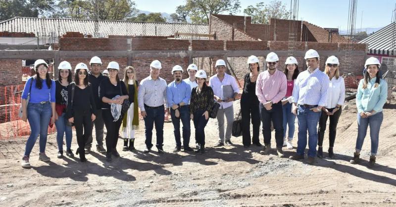 Comitiva de BCIE recorrioacute obras de instituciones educativas