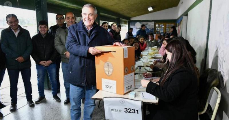 Osvaldo Jaldo candidato oficialista emite su voto en San Miguel  