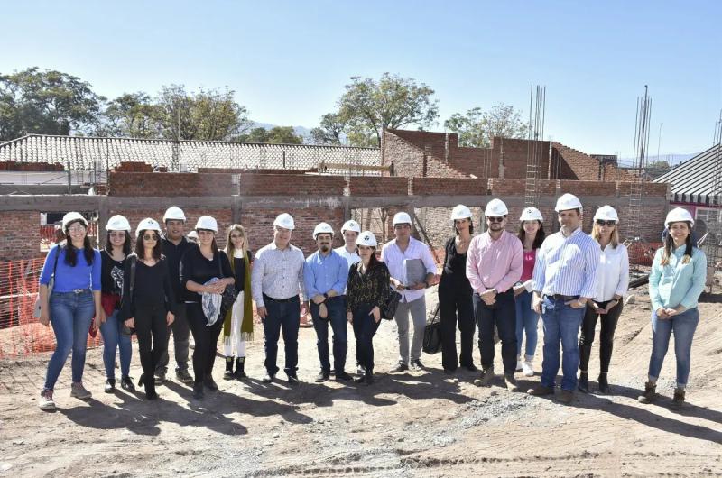 Comitiva de BCIE recorrioacute obras de instituciones educativas