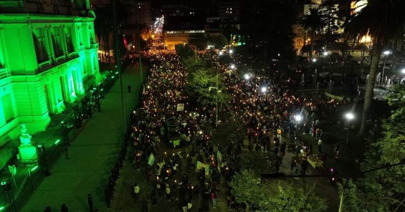Histoacuterica Marcha de las Antorchas en Jujuy- arriba los salarios  abajo la reforma 