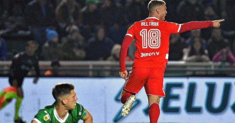 River goleoacute a Banfield como visitante y se aleja en la cima del campeonato