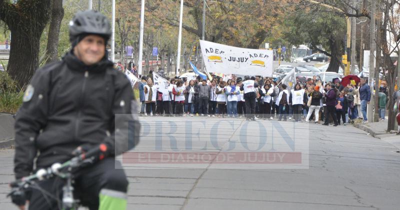 Jujuy atraviesa el sexto diacutea de paro docente medida que se extiende por tiempo indeterminado