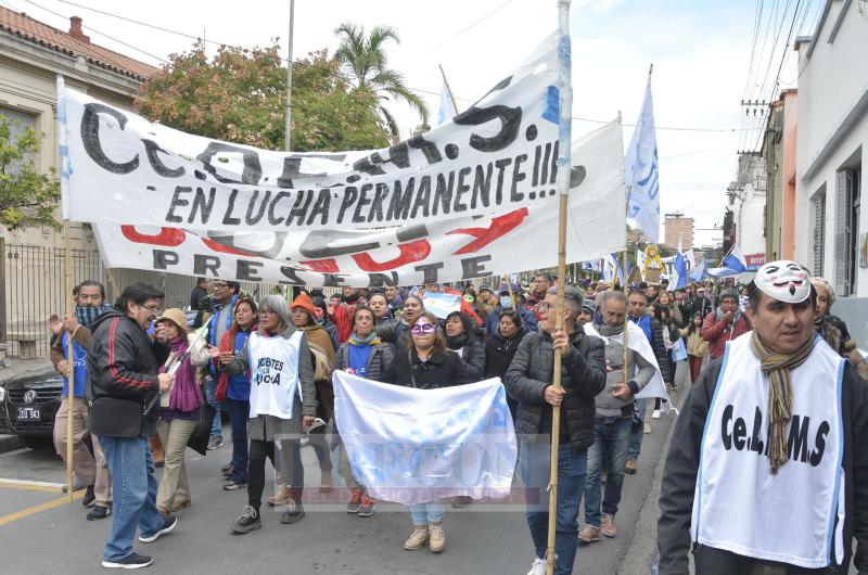 Jujuy atraviesa el sexto diacutea de paro docente medida que se extiende por tiempo indeterminado