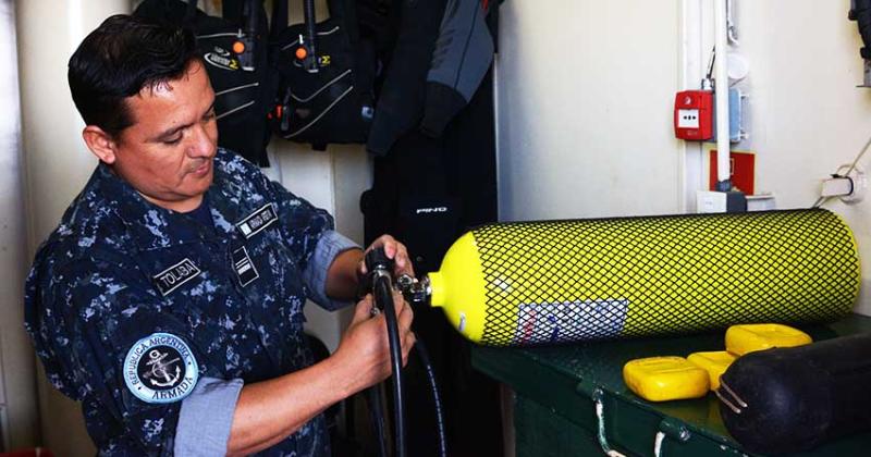 Jujentildeo cumplioacute 25 antildeos de carrera naval y desde 2006 es buzo salvamentista