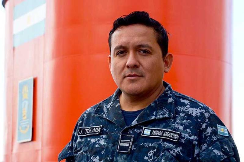 Jujentildeo cumplioacute 25 antildeos de carrera naval y desde 2006 es buzo salvamentista